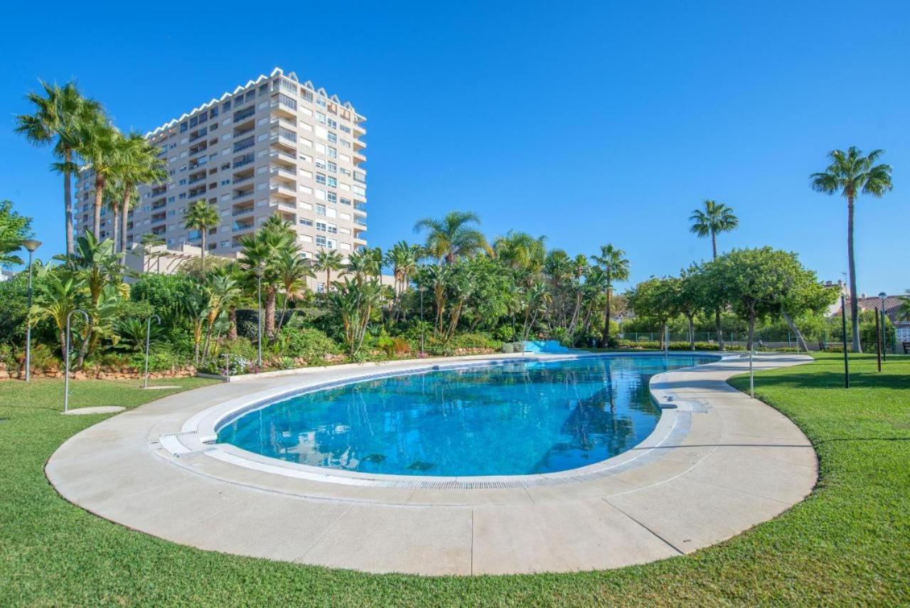 Beach And Pool Holidays At The Grand Coloso Benalmádena Eksteriør billede