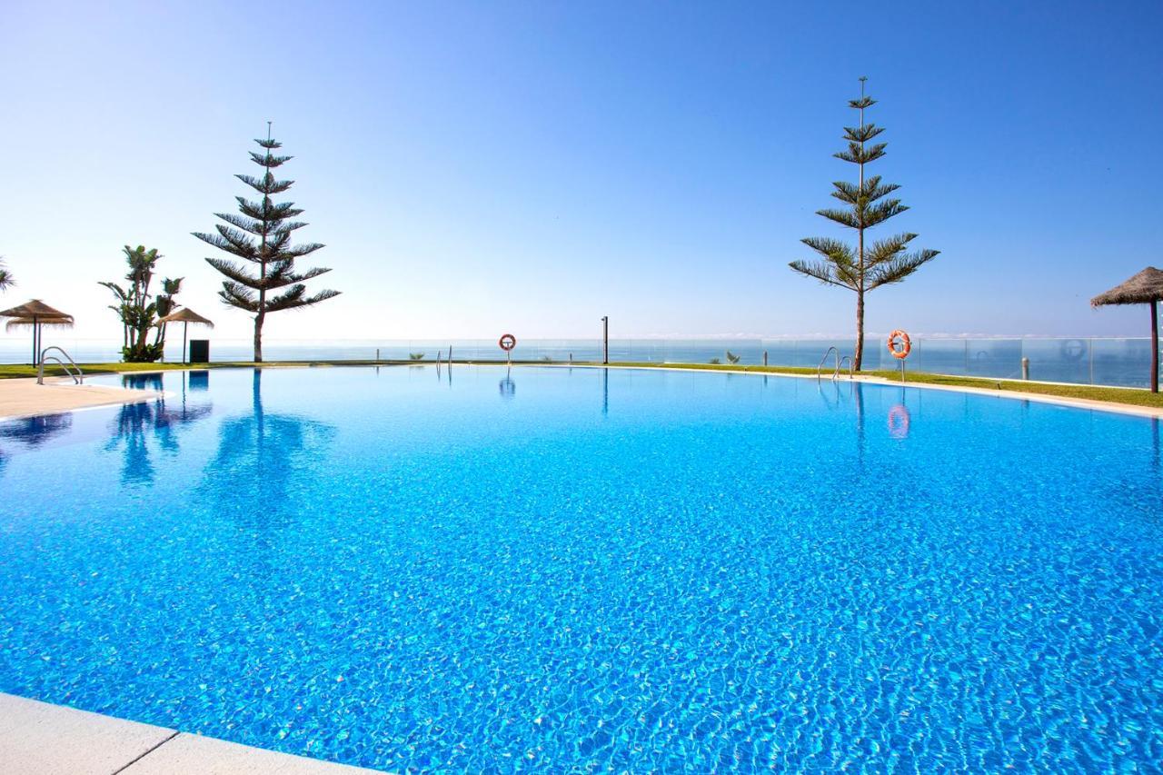 Beach And Pool Holidays At The Grand Coloso Benalmádena Eksteriør billede