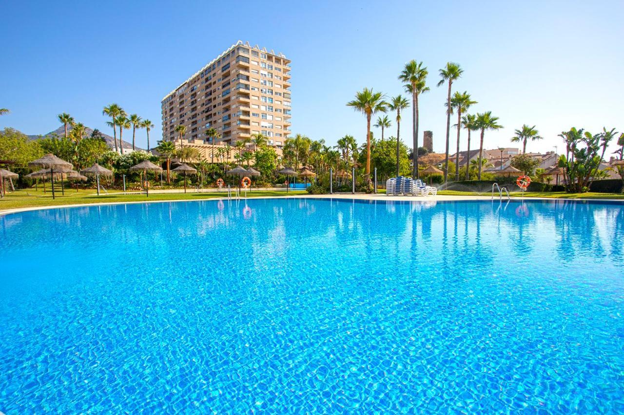 Beach And Pool Holidays At The Grand Coloso Benalmádena Eksteriør billede